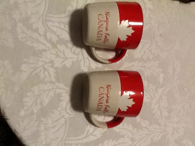 CANADA SOUVENIR MUGS (2) RED AND WHITE WITH LEAF code 12122b