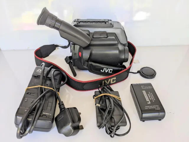 JVC GR-AX2 VHS-C 6x batteria videocamera zoom, adattatore di alimentazione/caricabatterie, testato