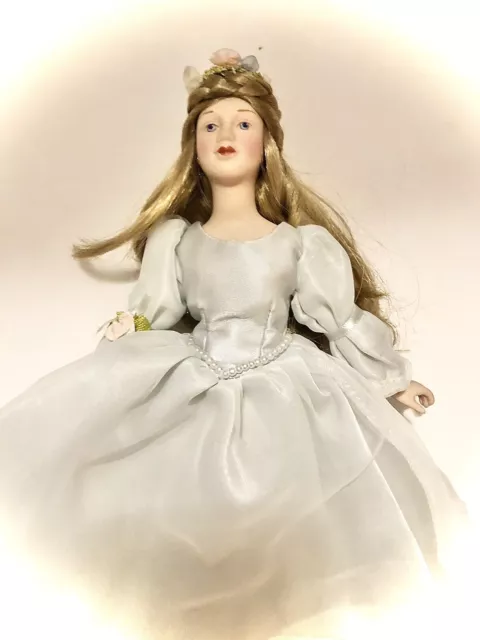 VINTAGE FAIRY TALE CINDERELLA PORCELAIN AVON COLLECTOR DOLL~9-1/2”~1984 w/ STAND 15