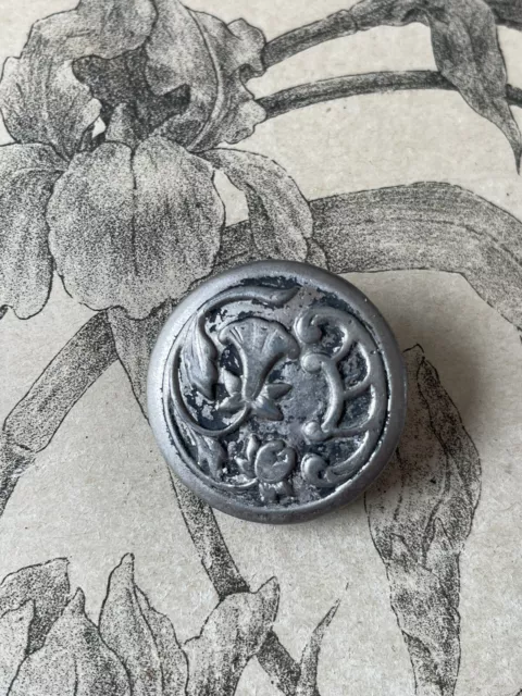 Grand bouton ancien en métal motif fleurs Art nouveau - 1900 -   Collection