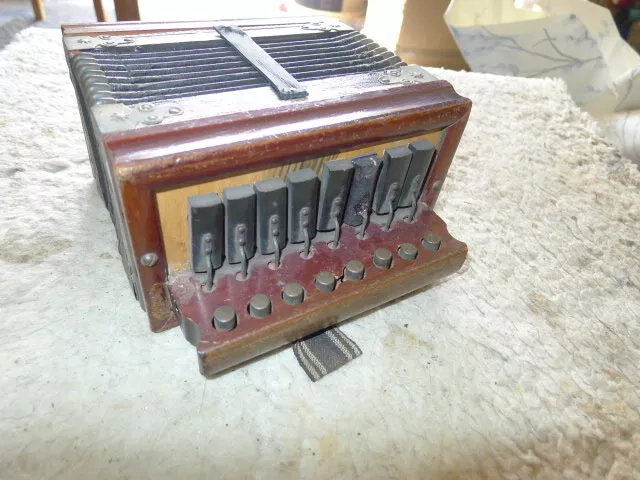 Petite 8 In Line Melodeon... deutsch.  ..GC..