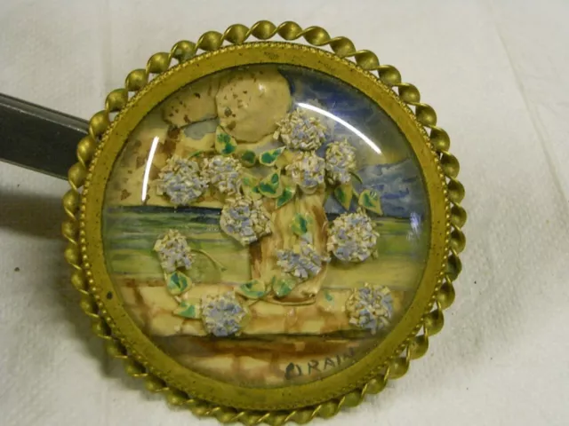 Ancienne broche femme au panier feuille en relief couleur or bijou vintage 3537