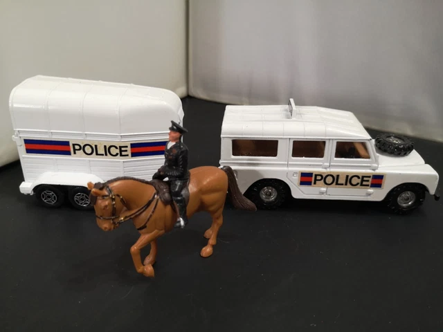 P751-CORGI POLICE LAND Rover 109Wb With Police Double Horse Box