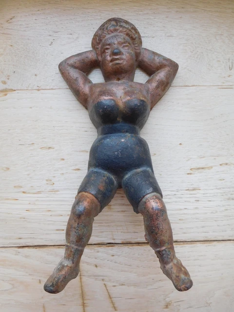 Alter Stiefelknecht  Figur Dame Frau mit üppigem Dekoltee , Gusseisen , Selten !