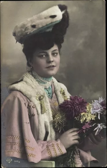 Foto Ak Portrait einer Frau mit Blumenstrauß, Hut - 3513056