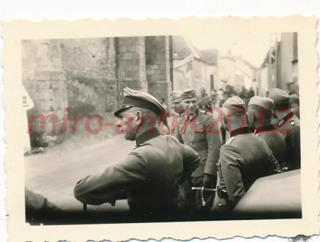 Foto, Wehrmacht, auf dem Vormarsch durch frz. Ortschaft; 5026-387