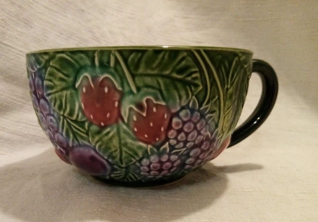 Salins les Bains: grande tasse en barbotine à décor de fruits
