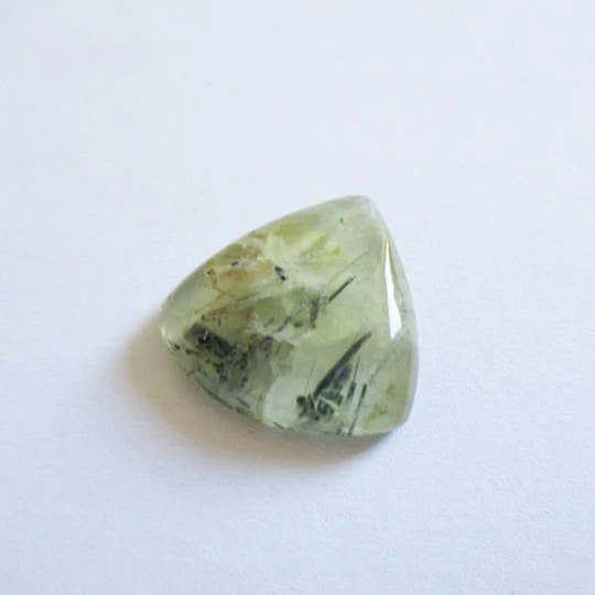 Préhnite cabochon pierre fine 18x18x5mm gemme multicolore reiki chakra plexus