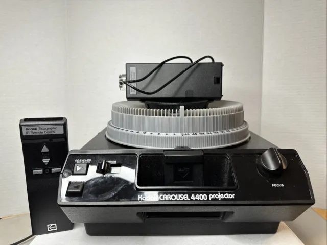 Kodak Carousel 4400 Slide Projector W/Remote, 140-Slide Tray & Case Tested VGC.