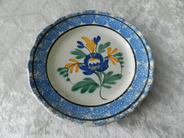 Ancienne assiette dit cul noir Forges les eaux / Rouen ? décor bleu fleuri