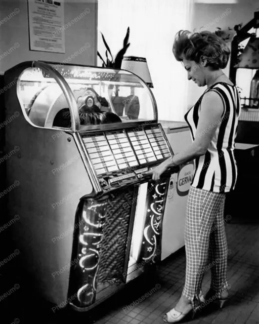 Wurlitzer Jukebox Model 1700 Paris 8" - 10" B&W Photo Reprint