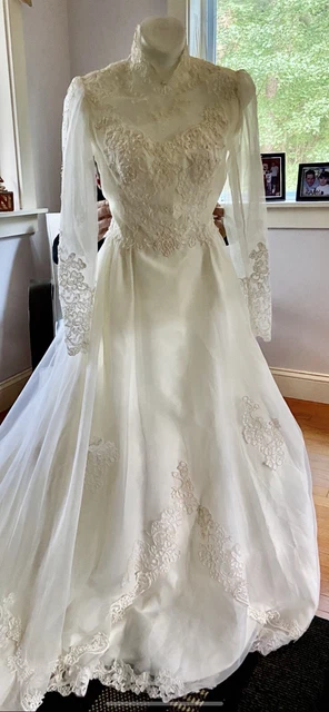VTG 80s Lace /Beaded Sheer Skeeves  Wedding Dress Size 8 (Small)