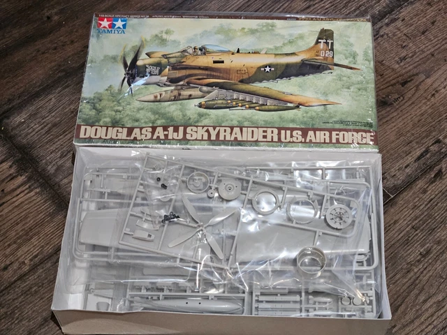 Tamiya 61073 Douglas A-1J Skyraider U.S. Air Force - AMT Modellismo