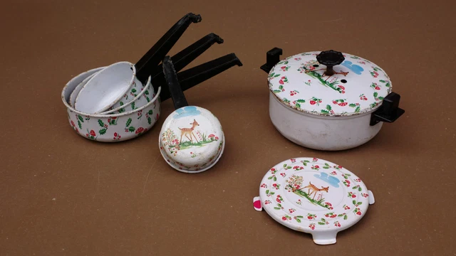 Dînette Ancienne 1950 – Série De 5 Casseroles émaillées, Jouet Français, Très Bon état