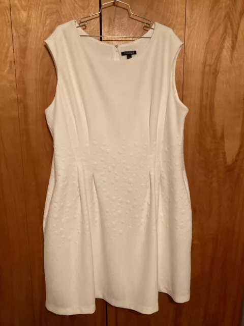 Formal white sleeveless dress with "bubble" design, size 22W