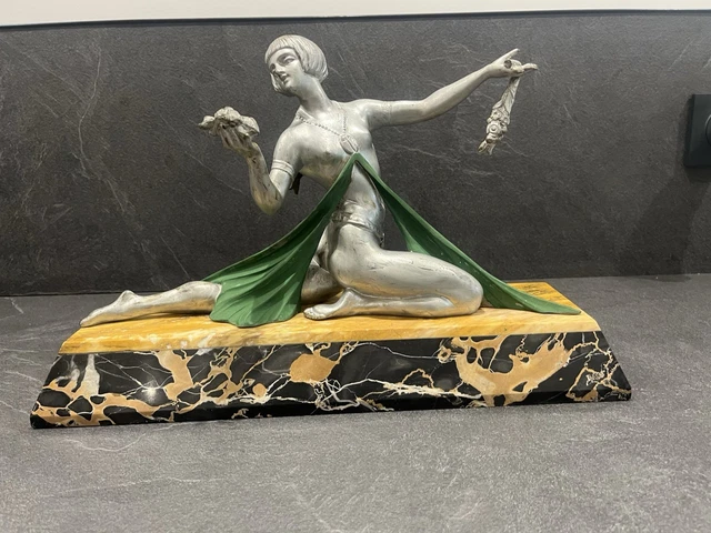 Statue D'une Femme Nue En Marbre Image stock - Image of fuselage