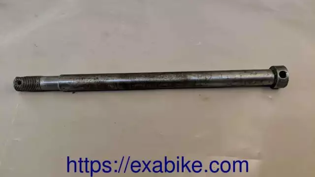 axe de roue arriere pour Yamaha RDX 125  de 1977 a 1980 (1E7)