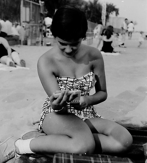 VTG 1950s MEDIUM FORMAT NEGATIVE BEACH SCENE BRUNETTE STRAPLESS SWIMSUIT 292-1