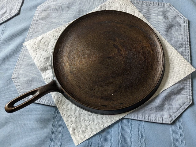 Unmarked Lodge #9 NG Cast Iron Round Griddle New Griddle Style