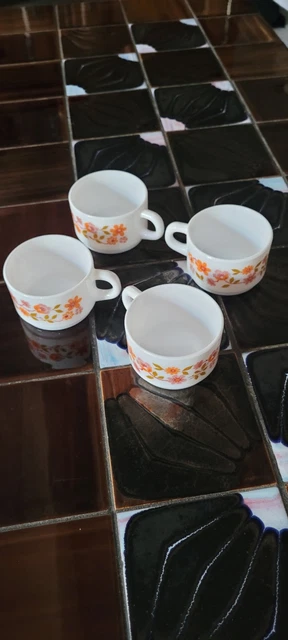 Vintage lot de 4 tasses à déjeuner et leur soucoupe Arcopal Scania Vintage lot de 4 tasses à déjeuner et leur soucoupe Arcopal Scania