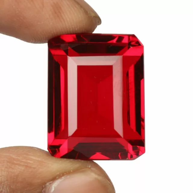 33,45 carats. Topaze rouge sang à facettes taille émeraude pierre précieuse...