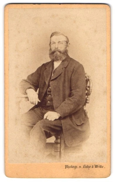 Fotografie Lutze & Witte, Berlin, Wohlhabender Herr mit Vollbart im Portrait