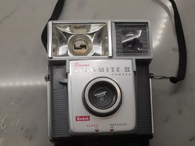 Vintage Kodak Brownie Camera Starmite IIII w Flash & Lanyard Strap