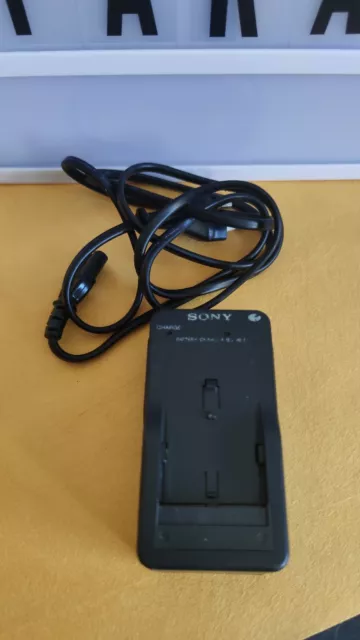 ★ SONY  chargeur batterie externe appareil photo 8.4V 0.6A officiel original