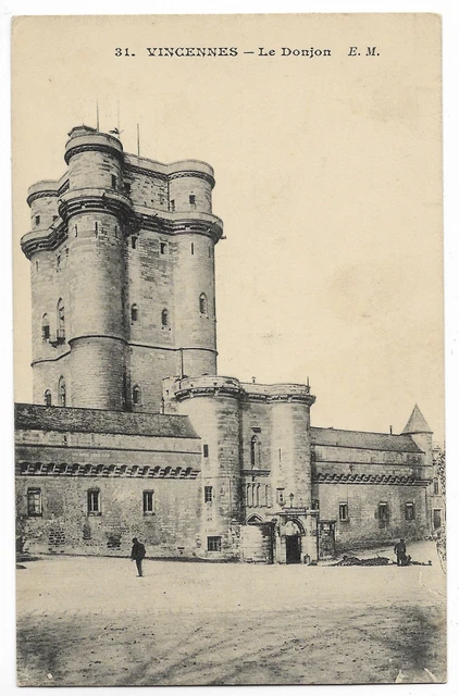 CPA " VINCENNES - Le Donjon  *** Animée ***
