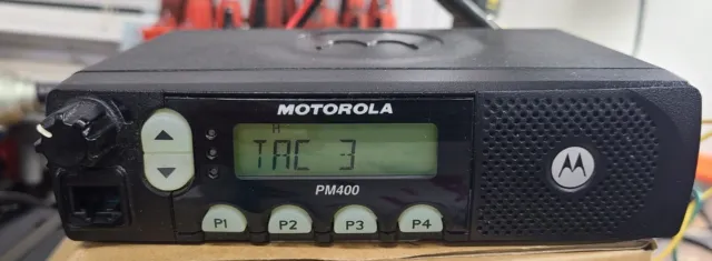 Motorola PM400 UHF 438-470 MHz 25 Watt Radio AAM50RPF9AA3AN + mic