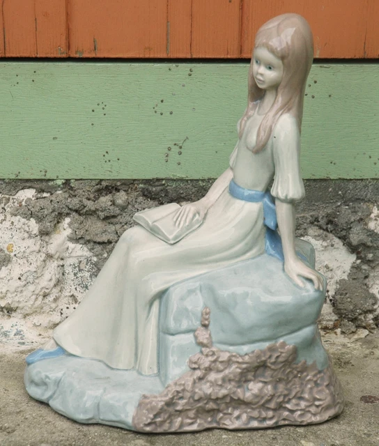 FIGURINE, BISCUIT DE porcelaine, an.20, petite fille roulant une boule