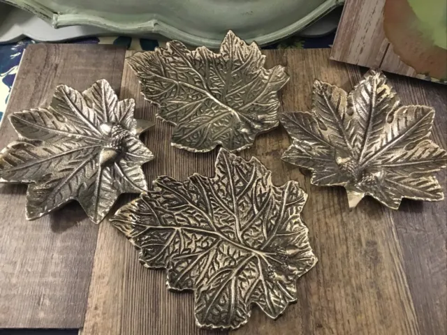 Acentos artísticos platos en tono plateado hojas hechas a mano IFall deslustre granja