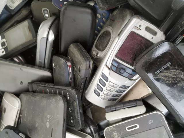 Lot of 50pcs Assorted Cell Phones For Parts, Scrap or Gold Recovery