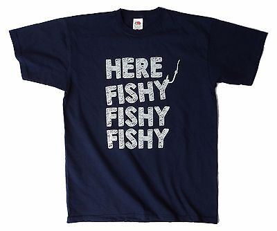 Qui di PESCE PESCIOLINO PESCE Divertente Uomo Pesca Hobby T Shirt