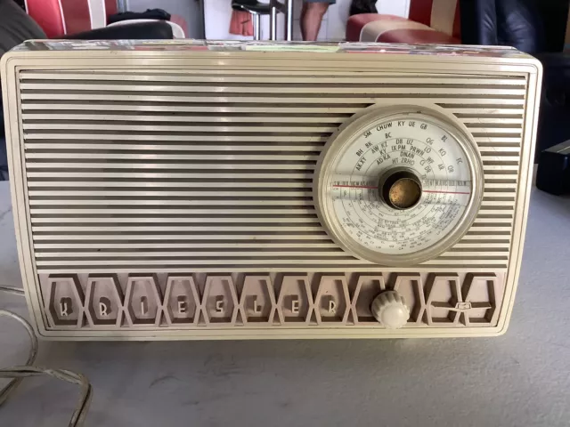 Vintage Radio - Kriesler Australasia - Model 11-99 - Beige