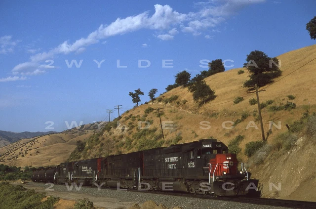 ORIG SLIDE Southern Pacific 8355 SD40T-2 führt den Panzerzug Claiente 1996
