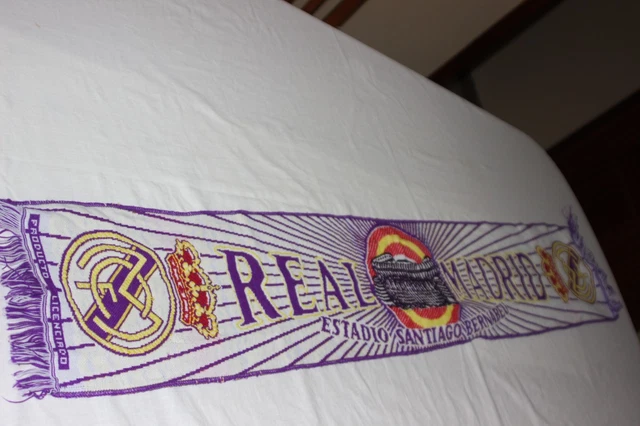 Écharpes Avec Le Logo Du Real Madrid Photographie éditorial - Image du