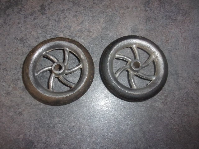 Roues Anciennes JOUSTRA Pour Camions Et Bus Jouets - Pièce Occasion En Plastique - Made In France
