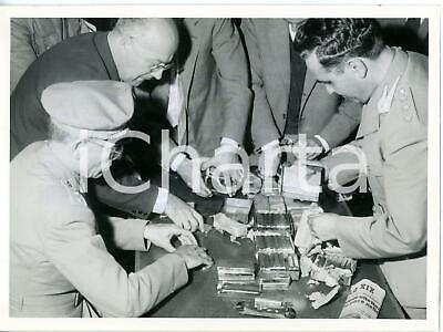 1960 GENOVA Guardia di Finanza con lingotti d'oro sequestrati *Foto DANNEGGIATA