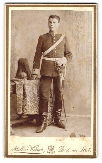 Fotografie Adalbert Werner, München, Portrait junger Soldat in Uniform mit Pick