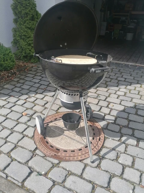WEBER MASTER TOUCH GBS  57 CM BLACK ANSEHEN MIT PIZZASTEIN und WEBER HALTER LOOK 6
