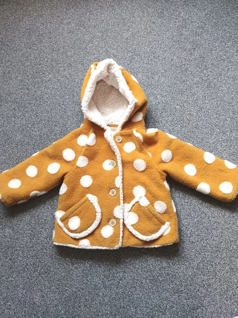 "Prossimo"" cappotto con cappuccio bambina età 3/4 senape con grandi macchie bianche foderato in pelliccia"