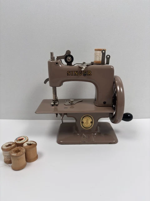 Ancienne machine à coudre Singer dans sa boîte. im Kanton Genf