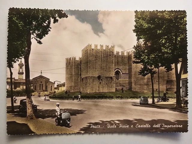 Prato - Viale Piave e castello dell'Imperatore - Vespa Piaggio faro basso.