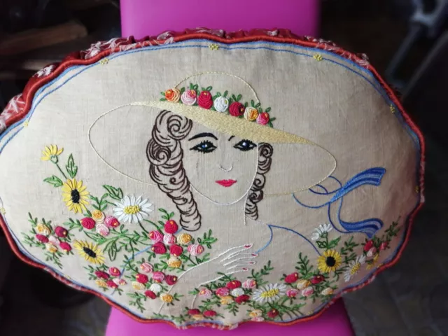 Superbe grand coussin ancien avec beau travail de broderie. Bordure en satin