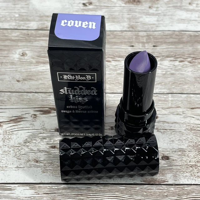 Nuevo lápiz labial original Kat Von D tachonado crema COVEN vegano púrpura mate