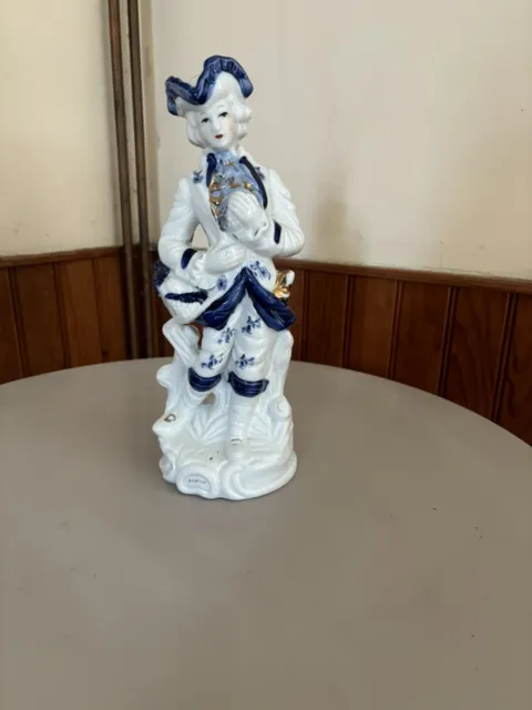 Statuette D’homme En Porcelaine
