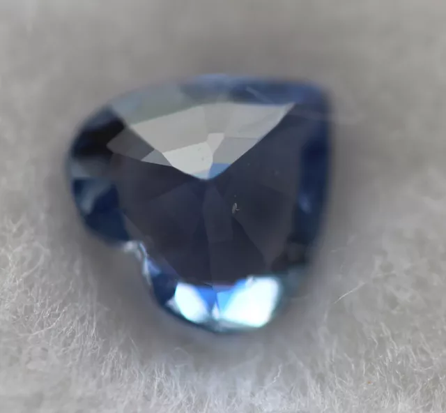 0,74 ct Superbe Saphir Naturel de Sri-Lanka Medium Blue 3