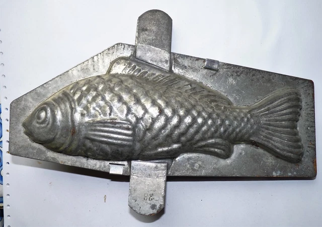 ANCIEN MOULE A CHOCOLAT / OLD CHOCOLATE MOLD - LION