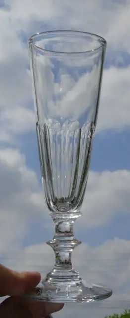 Baccarat - Flûte à champagne en cristal taillé. Catalogue 1840